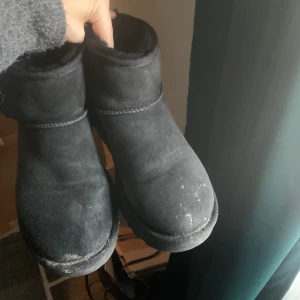 Uggs - Säljer mina uggs i strl. 36. De köptes förra året men ändå hyfsat utslitna. De är smutsiga och har ett hål på sidan. Skulle inte säga att det syns ssk mycket men kanske åker in snö eller något. 
