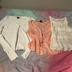 3 st söta toppar🫶 - Fina och aldrig använda. Skriv om ni vill ha fler bilder. 🩷 Det går såklart att köpa en av dem men det blir dyrare dessvärre. 