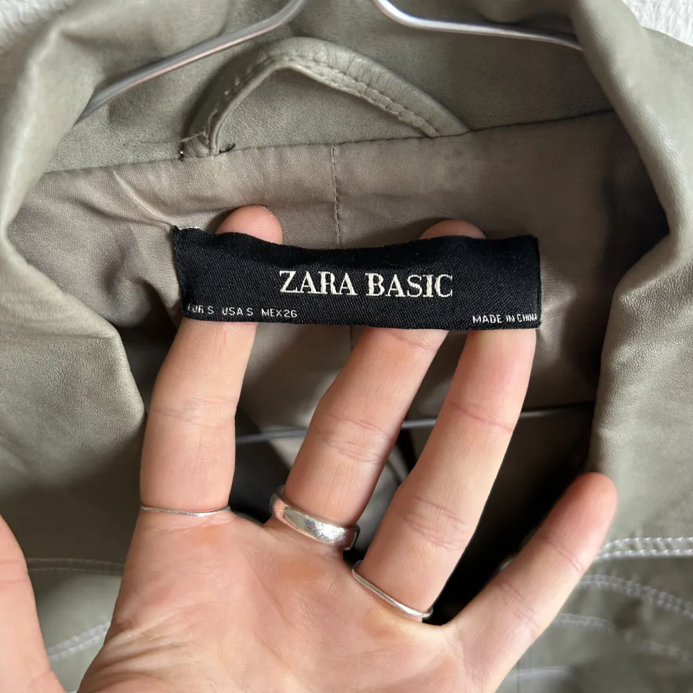 Läderjacka från Zara i size Small. Super fin nu till hösten med tjocktröja under! Skulle säga att den sitter lite oversized.  Säljer massa då jag flyttat, kika gärna🫶. Jackor.