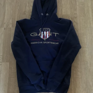 GANT HOODIE - Gant Hoodie som jag säljer. Näst intill aldrig använd pga att den inte är min stil också därför jag säljer den. Den är inte sliten nånstans så den är i princip nyskick. Kontakta mig vid frågor.