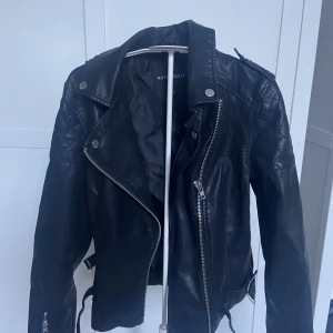 Svart skinnjacka - Svart skinnjacka från Rut&Circle, väldigt bra skick. Originalpris 799kr