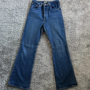 Levi’s Ribcage Boot  - Säljer mina jeans då dom inte kommer till användning. Sparsamt använda och i väldigt fint skick!