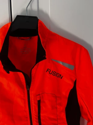 Vindjacka Fusion - Vindjacka från det populära märket Fusion som står för funktion och kvalitet. Använd en gång. Nypris runt 1600 kr. 