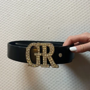 Rhinestones bälte - Ett svart bälte med silvriga rhinestones på!💗Säljer då de inte längre är min stil