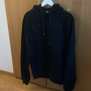 Lanvin hoodie - Svart Lanvin hoodie i bra skick. Säljer den för att jag inte använder den