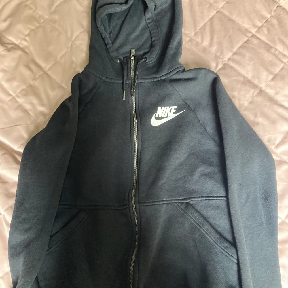 Svart skön Nike tjocktröja. . Hoodies.