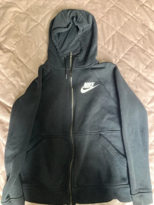 Nike zip up - Svart skön Nike tjocktröja. 