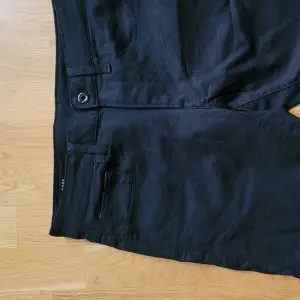 Svarta jeansshorts, slim, med fickor fram och bak. 
