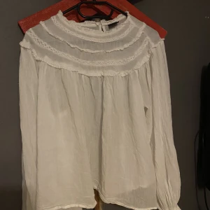 Vit blus  - As snygg blus från Gina i storlek 44, passar mig som har 36. Säker då ja inte använder den så ofta. Skick 7/10, kan finnas någon fläck men inget man ser när den är på! 💓