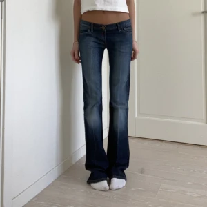 Bootcut lågmidjade jeans - Så sjukt snygga lågmidjade jeans från Replay, jag är 175 lång och innerbenslängden är 88cm och midjemåttet/ höftmåttet är 80 runt hela🥰🥰