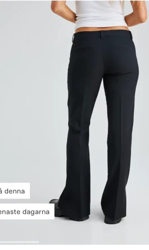 Lågmidjade kostymbyxor med slits nedtill  - Jätte sköna och super fina men tyvär för små 💗köparen står för frakten 