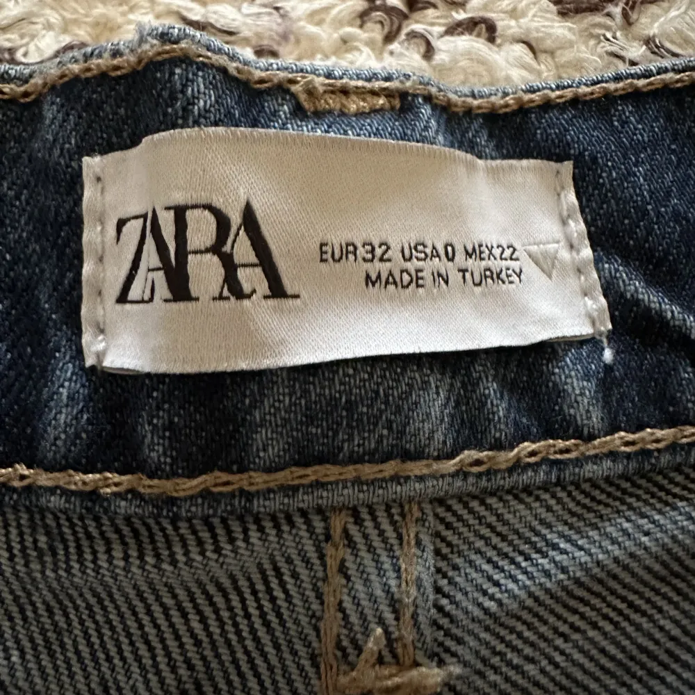 Högmidjade utsvängda jeans från zara som är använda fåtal gånger! (Jag är 160cm lång). Jeans & Byxor.