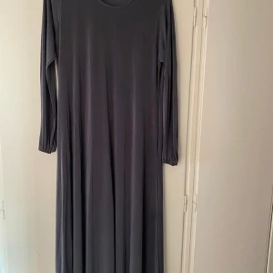Grå abaya/långklänning - Klänningen är väldigt tunn och använd.
