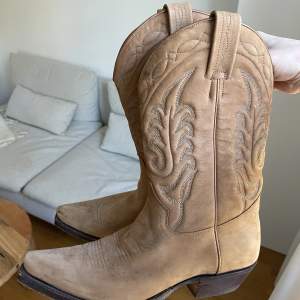 Cowboy boots köpta på SkoUno från Tony Mora. Fint skick men liten fläck på innersidan, se bild 3. 