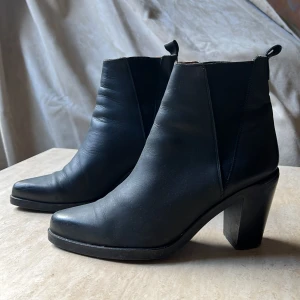 Ankelboots - Svarta ankelboots i nubuk. Resår, så bara att trä på.