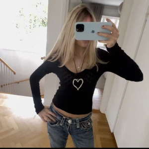 Långärmad festtopp - Supersnygg långärmad stickad topp! Den är spets och super cool och passar till de mesta! Nästan aldrig använd ❤️ 