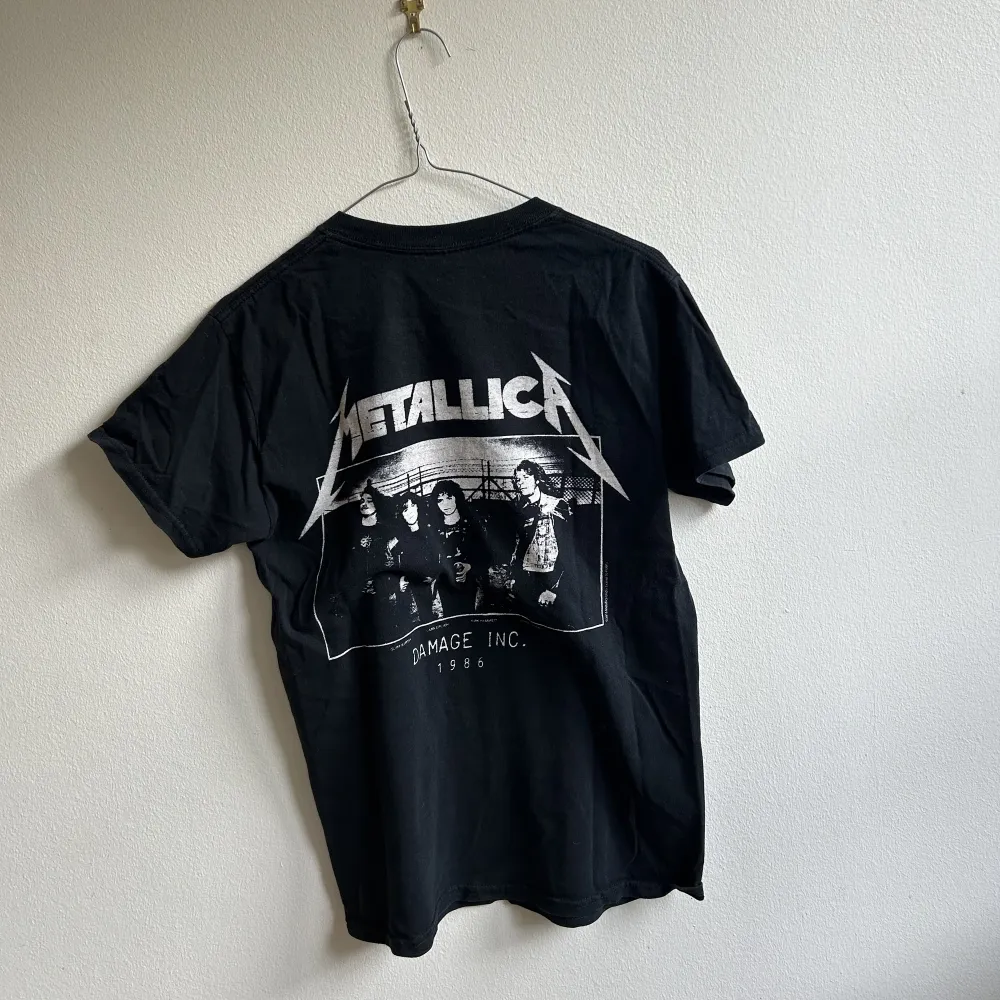Ball Metallica T-shirt med tryck! Najs kvalite, ringning och passform. Klär XS-L beroende på önskvärd passform, sitter fint oversized!. T-shirts.