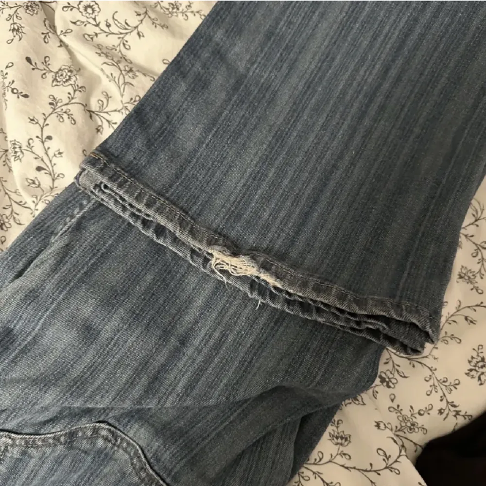 Superfina lågmidjade jeans från H&M med räbder på 💗. Jeans & Byxor.