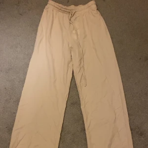 Linnebyxor  - Säljer dessa linnebyxor från Zara  efter som de är för långa för mig mig köpte förra sommaren. Aldrig använda,skönt material tveka inte att skriva om du har fler frågor💞