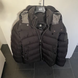 G-star raw dunjacka  - Säljer en riksfet dunjacka till bra pris. Jackan är helt oanvänd och köpt för 2300 i vintras. Hör av dig om du har några frågor eller vill ha fler bilder