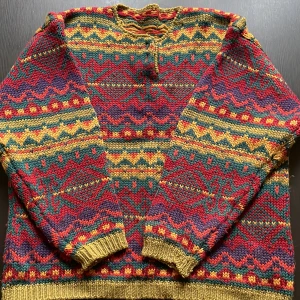 Stickad tröja  - Mysig stickad tröja! 🌲🌿✨Fyndat på secondhand🌻