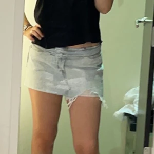 jeanskjol - populär och slutsåld jeans kjol från h&m. helt ny & knappt använd mer en någon enstaka gång så nyskick! 💘Passar en s-m