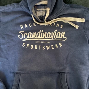 Vintage Race marine hoodie - En jättefin race marine hoodie i herrmodel. Säljer då den tyvärr inte får någon användning längre och bara tar plats i garderoben. Jätte fint skick