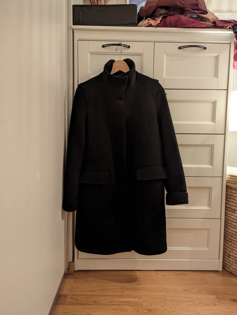 Zara, black basic casual coat. Quite warm and perfect for the winters in Sweden. Made out of 55%wool. Used but in great conditions.. Jackor.