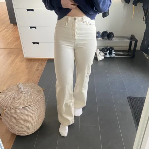 Vita jeans - Vita jeans från Bikbok, är i bra skick då jag bara anvönt dom en gång. Är i storlek 27 och skulle säga att de motsvarar 34/36💞