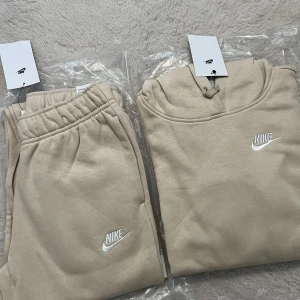 Nike - Säljer en helt oanvänd Nike dress från JD sports i storlek XS. Nypris 1 380kr Säljer för 1 200kr