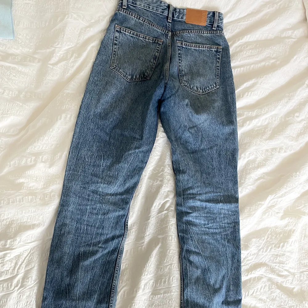 Raka högmidjade jeans från Bershka. Säljer pga  byxrensning. I storlek 36. Jeans & Byxor.