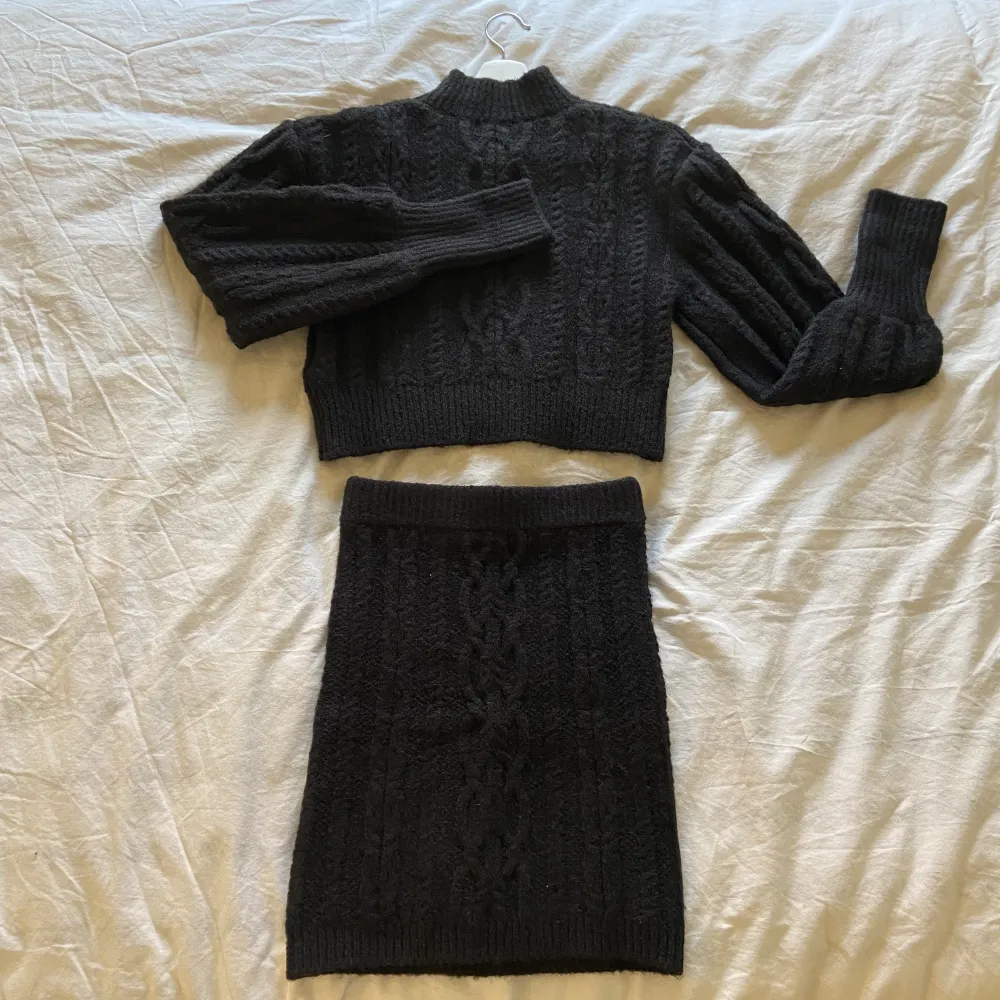 En matchande kjol och tröja, kan sälja separat eller tillsammans. 400 kr för båda två 🤍 200 kr styck 🤍 (Aldrig använda). Stickat.