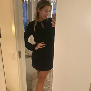 Den perfekta lilla svarta - Finaste svarta klänningen som varit en favorit hos mig länge, passar perfekt både till fest och till vardags. Storlek 36. Är dessvärre för tajt över höfterna på mig numera 🥲