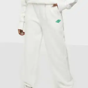 Säljer dessa vita mjukisbyxor från Nicki Studis, knappt använda 