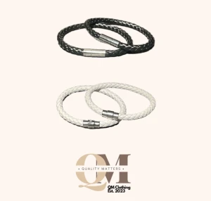 Läderarmband - QM Clothing  - Våra egna läderarmband som endast kostar 49 kr! Bestäm själv vilken färg du vill ha henom att bara skicka ett plick-meddelande. Levereras i egen påse + fraktpåse. Kan sitta lite stort på barn men sitter annars lagom!