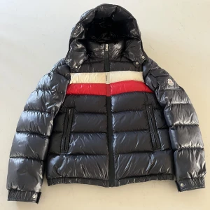 Moncler jacka - Hej säljer en moncler vinterjacka, den är i ett bra skicka, perfekta jackan till vintern. Jackan är i storleken 14 år, så typ som en size 0. Hör av er om ni undrar någonting! Mvh 