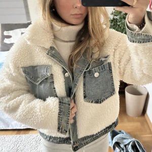Varm Vit Teddy jacka - Vit Teddy jacka med jeans detaljer. Köpt i Paris och väldigt varm!