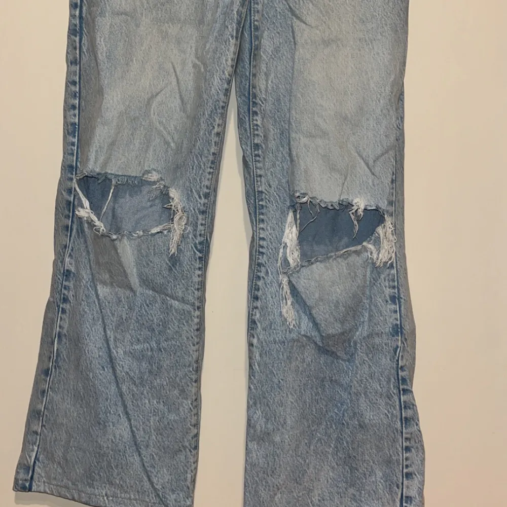 Ett par raka jeans från Gina tricot i storlek 38. Använt ett par gånger men är som nya. Jeans & Byxor.