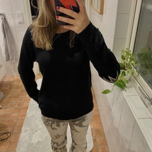 Svart tröja - Svart tröja med glittriga stjärnor på armbågarna 