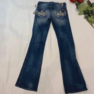 Skit snygga jeans som är helt nya!!💕 St 25 är samma sak som 34 i eu storlekar 💕
