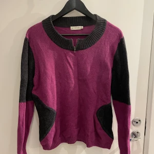 Kofta  - Säljer denna rosa kofta med svarta detaljerz samt en liten gradkedja framtill.  Sticks inte 😍😍. Känns inte alls som en XL!’