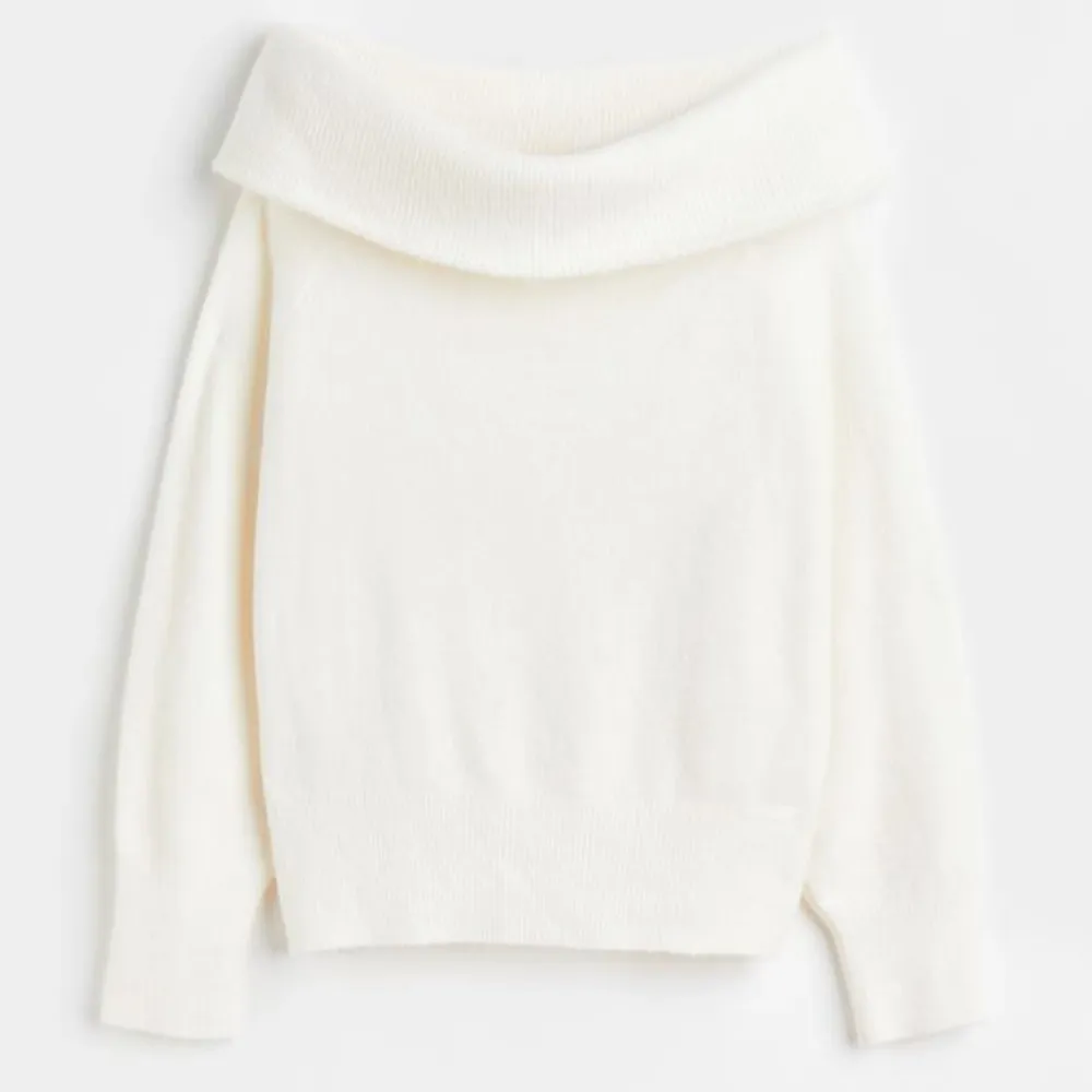 Säljer denna slutsålda off shoulder tröja från hm💕Använd bara några få gånger, säljer då den inte kommit till användning💕Skriv för fler bilder. Tröjor & Koftor.