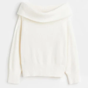 Off-shoulder  - Säljer denna slutsålda off shoulder tröja från hm💕Använd bara några få gånger, säljer då den inte kommit till användning💕Skriv för fler bilder