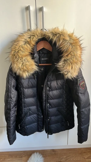 RockAndBlue  - Säljer nu min RockAndBlue jacka i storlek 38. Med fuskpäls. I väldigt fint skick.