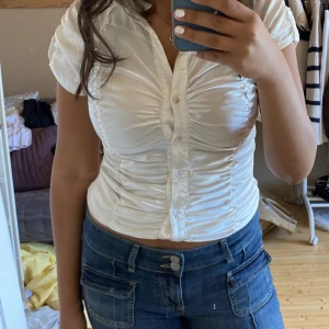 Topp - Hej🌸Säljer min super fina silkes topp/ skjorta då den inte passar, super fin att både klä upp upp och ner den. Använd få tal gånger 8/10 skick🥰🤍