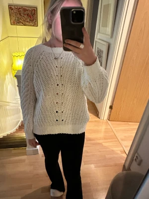 Stickad tröja  - Vid stickad tröja i ett fint mönster, är i ett lenare material, se bättre på bild 2 på axeln💕