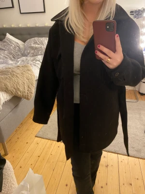 Kappa - En fin kappa från NLY. Den är nopprig men går att ta bort! Annars i bra skick med ett band som går att ta av💓