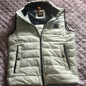 Boss väst  - Köpt föra året, kvitto finns med  Skick: 9/10 