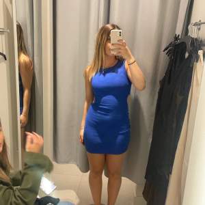 Tajt blå klänning med hål på sidorna av magen💙 aldrig använd med prislapp kvar