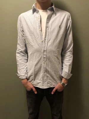 Ralph Lauren skjorta - Säljer denna snygga Ralph lauren skjorta. Nypris 1400 kr! Hör av er vid eventuella frågor!